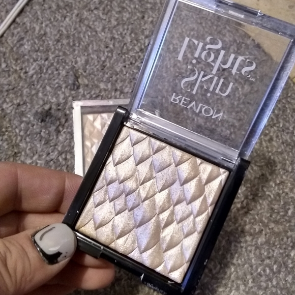 🆓FREE🎁 WHEN PURCHASE ANY 2 TEMS Revlon Highlights and Lipstick - Picture 9 of 16